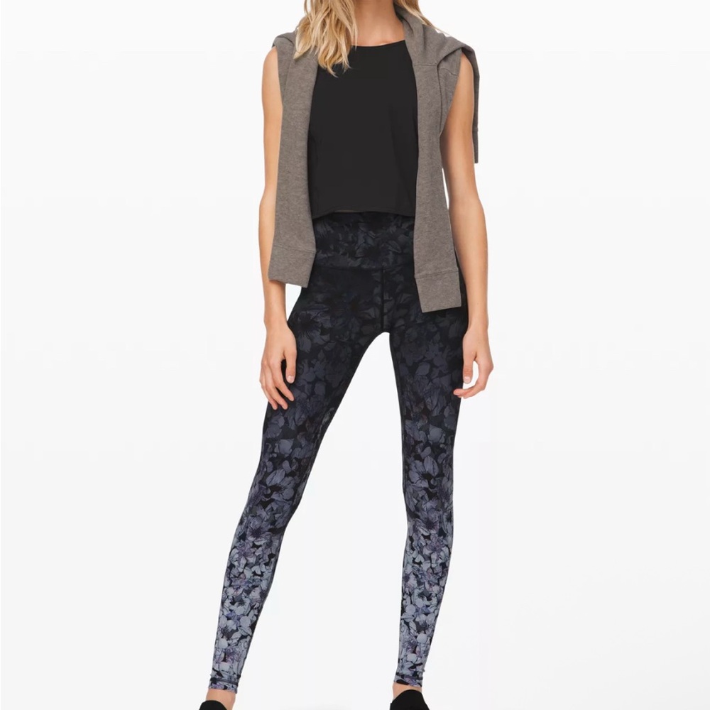 EUC-Lululemon align legging in 28in 
Color- nightfall blossom multi Sz4